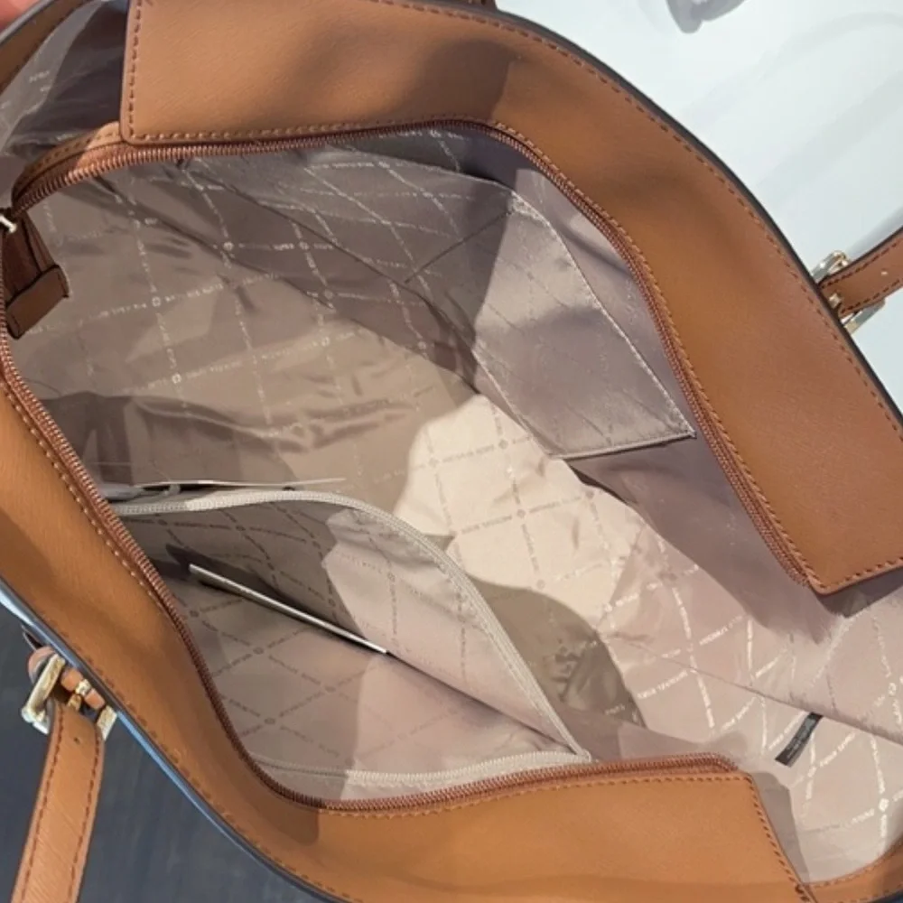 MICHAEL KORS GILLY LARGE DRAWSTRING SHOULDER TOTE VANILLA SIGNATURE COLOR NWT